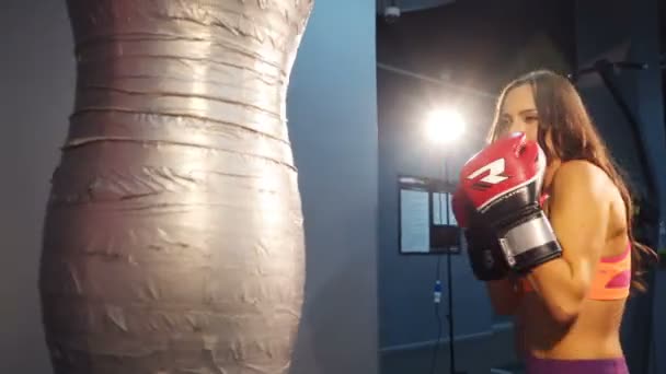 Energická Žena Tělocvičně Nosí Rukavice Boxuje Hrušky Něco Artikuluje Pusou — Stock video