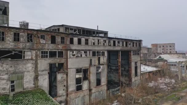 Antigua Planta Abandonada Con Ventanas Rotas Arruinadas Después Las Acciones — Vídeos de Stock