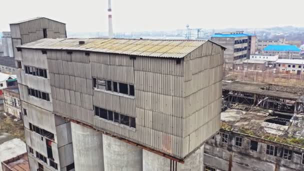 Savaştan Sonra Neredeyse Şehirdeki Eski Boş Fabrikanın Üzerinden Uçmak Mahvoluyordu — Stok video
