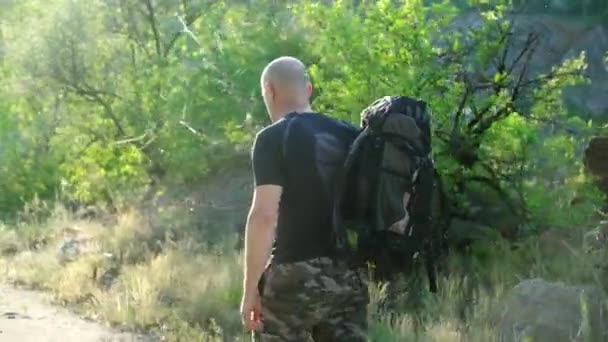 Pohled Zezadu Pohybu Plešatý Turista Batohem Ramenou Kráčející Pěšině Poblíž — Stock video