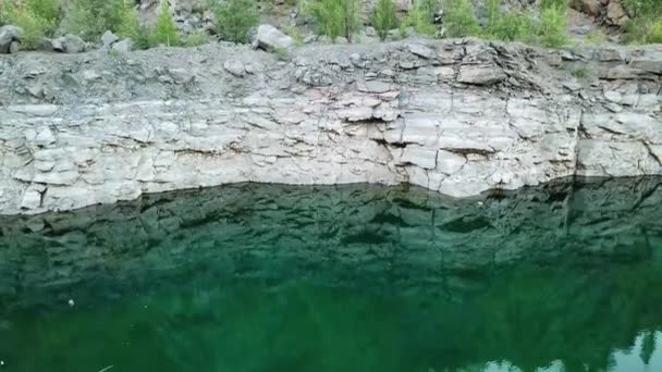 Fondo Agua Limpia Cerca Ladera Piedra Turista Caminando Sobre Ella — Vídeo de stock