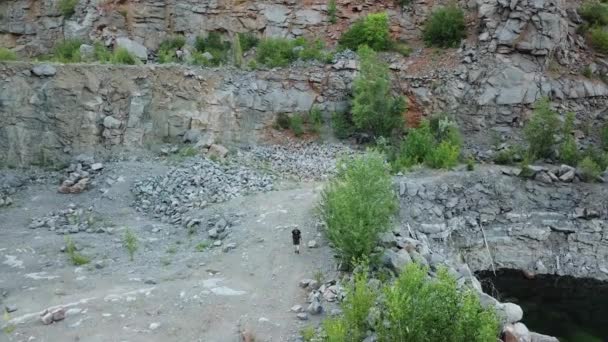 Voyageur Avec Sac Dos Promène Près Rivière Sur Fond Pierre — Video