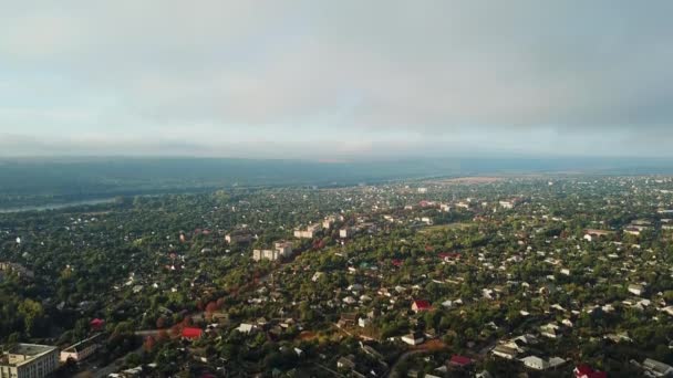 Incredibile Vista Una Grande Città Vicino Fiume Alberi Verdi Mattino — Video Stock