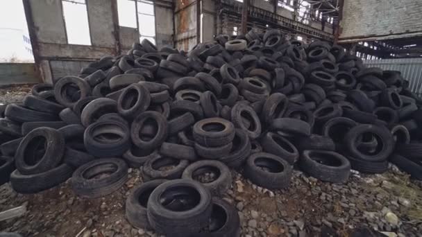 Stapel Gebruikte Banden Van Auto Zijn Grond Een Verlaten Fabriek — Stockvideo