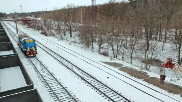 Ett Godståg Passerar Järnväg Längs Rader Containrar Utanför Staden Stationsområdet — Stockvideo