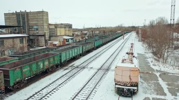 Vier Containerreihen Stehen Bahnhof Der Nähe Des Staatsgebäudes Außerhalb Der — Stockvideo