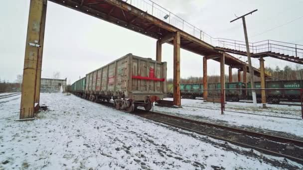 Spojené Kontejnery Nákladem Zimním Dni Pohybují Kolejích Nádraží Pod Mostem — Stock video