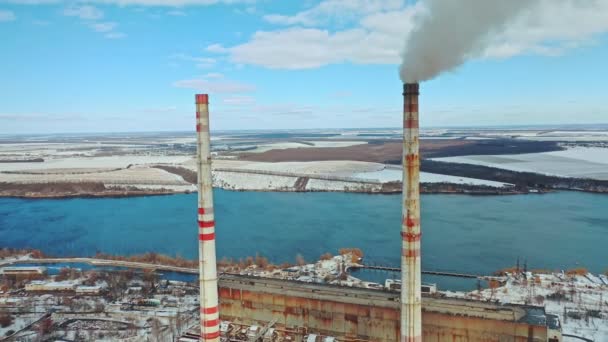 Inspección Central Térmica Desde Vista Aérea Fondo Del Largo Río — Vídeo de stock