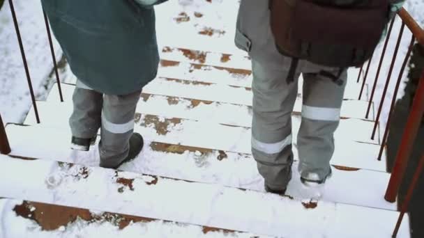 Arbeiders Grijze Warme Kleren Met Rugzakken Hun Schouders Gaan Winter — Stockvideo
