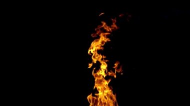 Siyah arka planda yangın alevi. Karanlıkta ateş. Yavaş çekim