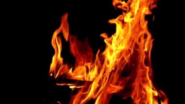 Yanan Ahşap. Geceleri ateş yakmak, kamp ateşi yakmak. Yavaş çekim