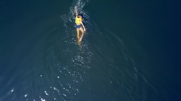 Tiro Aéreo Rapaz Nadar Água Mar Limpa Vista Superior Menino — Vídeo de Stock