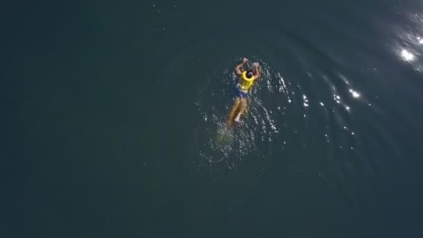 Küçük Çocuk Gölde Yüzüyor Yaz Tatilindeki Mutlu Çocuklar Hava Görünümü — Stok video