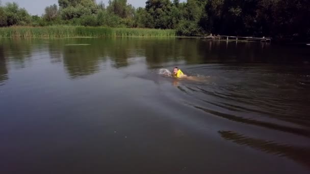 男の子が川に浮かんでいる 空中風景 — ストック動画