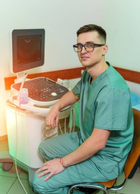 Klinikteki modern ultrason makinesinin yanında profesyonel sonograf. Ultrason tanıları