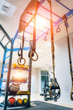Fitness kayışları: çekme ve süspansiyon eğitim ekipmanları. Spor yapmak için modern ekipmanlar. Yakın plan.