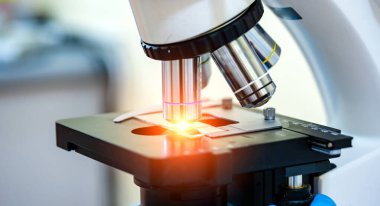 Laboratuvar mikroskobu. Seçici odaklanma. Bilimsel ve tıbbi araştırma kavramı.