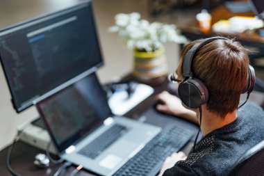 Bir yazılım geliştirme şirketinde çalışan programcı. Web sitesi tasarımı. Yukarıdan görüntüle.