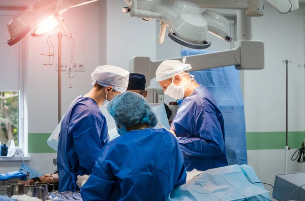 Skupina Chirurgů Operačním Sále Chirurgickým Vybavením Lékařské Zázemí Selektivní Zaměření — Stock fotografie