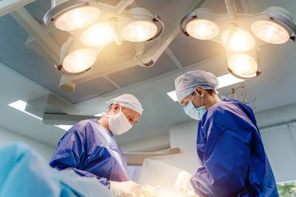 Cirujanos Realizando Operación Quirúrgica Sala Cirugía Moderna Luminosa Teatro Operaciones — Foto de Stock