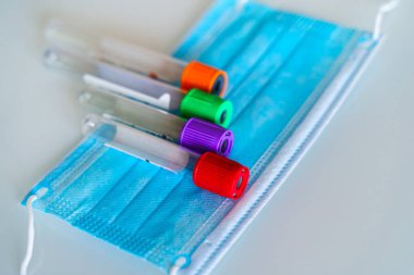Tıbbi maske. Tıbbi matara izole edildi. Coronavirus. Kovid 19. Salgın konsepti.