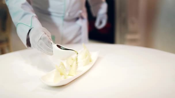 Profissional Chefe Fogão Derramando Molho Especial Pedaços Queijo Bem Colocado — Vídeo de Stock