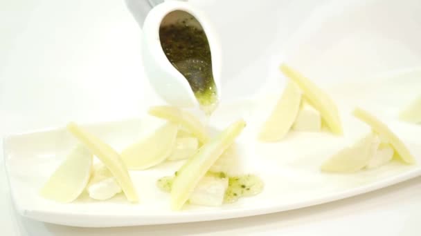 Mano Con Tazza Bianca Con Salsa Verde Versando Sui Pezzi — Video Stock