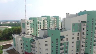 Yeni bir konut kompleksinde inşa edilen modern bir binanın güzel manzarası. Şehirdeki yüksek katlı bir ev. Alt taraftaki hareket kamerası