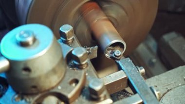 Üretimde torna işlemleri sırasında metal talaşı yere dökülüyor. Yakın plan..