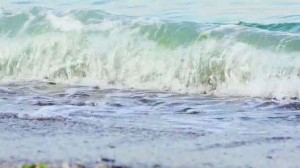 天然海海洋背景 海浪在岸上形成白色泡沫 蓝色海浪冲撞的近景海滩 — 图库视频影像