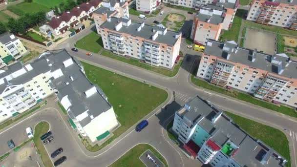 Nowe Mieszkania Mieszkalne Nowoczesnym Kompleksie Pobliżu Zielonych Pól Latem Piękne — Wideo stockowe