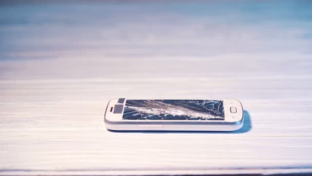 Знищення Мобільного Телефону Молотком Екран Смартфона Тріснутий Молотком Фоні Підлоги — стокове відео