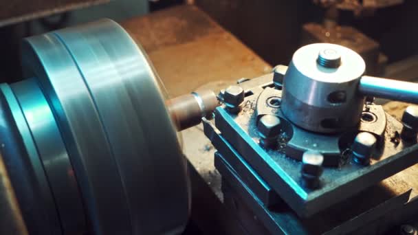 Detail Cutting Using Rotating Lathe Producing Remnants Metal Shavings Plant — Stock Video