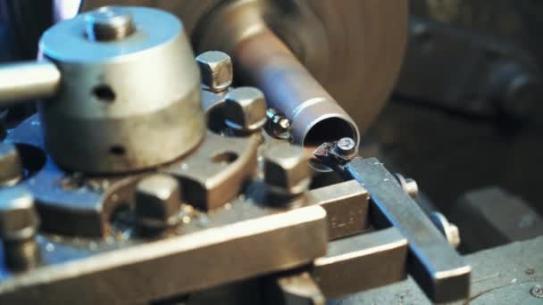Una Pieza Metal Gira Sacapuntas Torno Taller Fabricación Primer Plano — Vídeo de stock