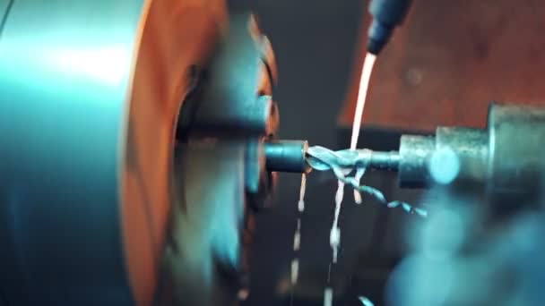 Torno Procesa Pieza Trabajo Metal Con Refrigerante Que Enfría Herramienta — Vídeo de stock