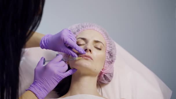 Klientka Leží Zavřenýma Očima Křesle Během Operace Zvětšení Rtů Botox — Stock video