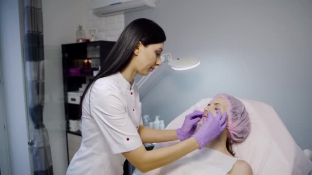 Cosmetologista Bonito Está Olhando Sobre Forma Dos Lábios Cliente Consulta — Vídeo de Stock