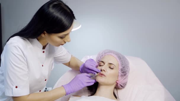 Cosmetologist Revestimento Branco Laboratório Executa Procedimento Aumento Bordo Para Cliente — Vídeo de Stock