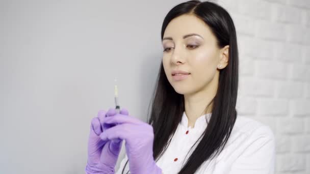 Bellissimo Cosmetologo Con Capelli Lunghi Controlla Siringa Con Iniezione Prima — Video Stock