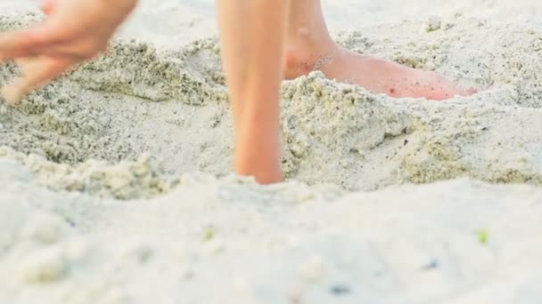 Uma Criança Levanta Poço Areia Com Pernas Para Medi Continua — Vídeo de Stock