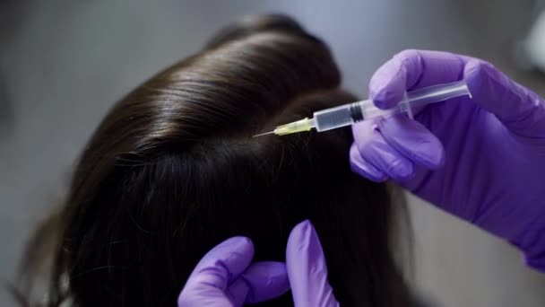 Kosmetik Provádí Mezoterapii Pro Vlasy Rukavicích Použitím Profesionálního Léčivého Přípravku — Stock video