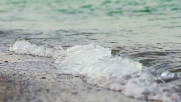 Las Olas Mar Con Espuma Golpean Costa Arenosa Clima Cálido — Vídeo de stock