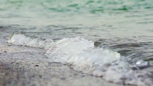 Onde Marine Con Schiuma Battere Sulla Costa Sabbiosa Tempo Caldo — Video Stock