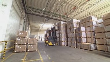 Forklift kamyonu ahşap paletlere yanaştı. Büyük endüstriyel işletmeler bölümü
