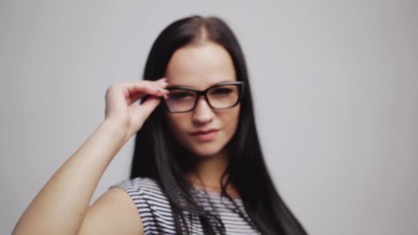 Mujer Joven Atractiva Gafas Con Estilo Los Quita Cámara Cerca — Vídeos de Stock