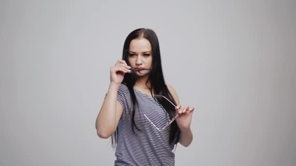 Hermosa Mujer Camiseta Sexy Intenta Nuevas Gafas Aisladas Sobre Fondo — Vídeo de stock