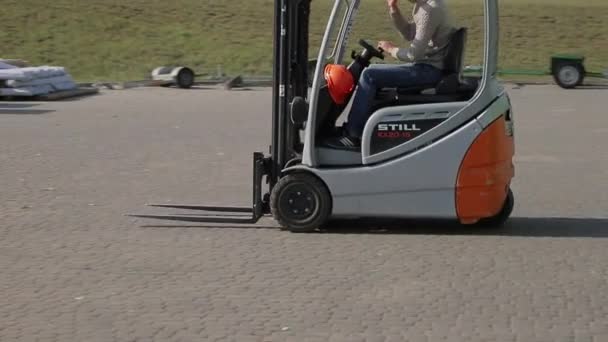 Hombre Una Nueva Carretilla Elevadora Acerca Rápidamente Plataforma Con Manzanas — Vídeos de Stock