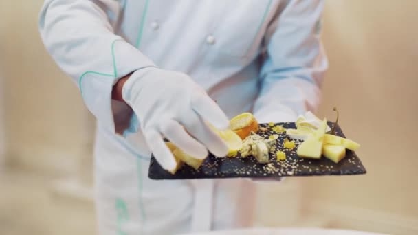 Servindo Diferentes Tipos Queijo Duro Com Limão Gergelim Fundo Placa — Vídeo de Stock