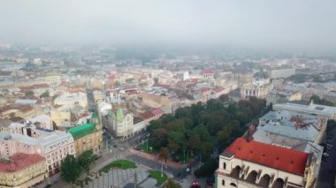 Lviv 'in tarihi binaları ve ağaçları olan şehir merkezinin havadan görünüşü. Gündüzleri Avrupa şehrinin güzel manzarası.