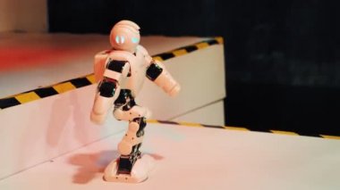Dans eden robot insansı. Suni Zeka Sergi Salonunda Yapay Zeka dansı. Robot teknolojisi